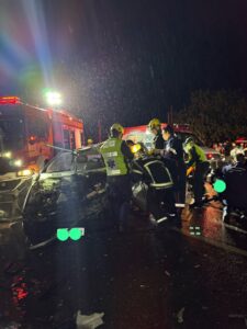 Colisão frontal deixa motorista encarcerado