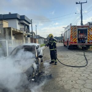 Carro pega fogo em Criciúma e mobiliza os bombeiros