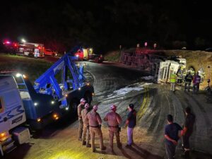 Tombamento de carreta provoca morte de condutor em SC
