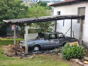 Veículo abandonado é danificado por fogo em Criciúma