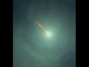 Meteoro risca o céu no Sul catarinense