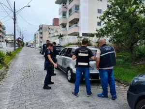 Veículo de transporte escolar irregular é apreendido