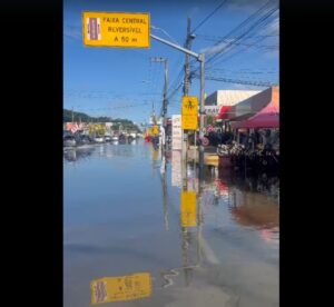 Água do mar invade pista da SC-405 em Florianópolis