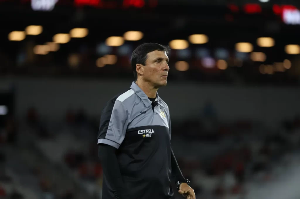 Técnico do Criciúma. Zé Ricardo, na partida contra o Athletico Paranaense