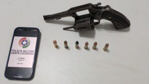 PM apreende revólver e prende dois em SC