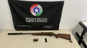 PM encontra arma e munições dentro de carro em Meleiro