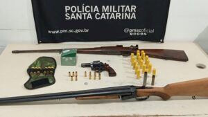 Homem é preso por ameaça e posse de armas em SC