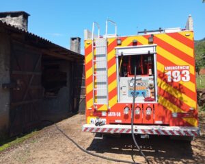 Incêndio atinge galpão e mobiliza moradores