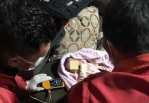 Após engasgar com leite, bebê de três dias é salvo