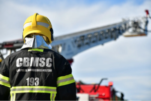 Bombeiros controlam incêndio em residência em SC