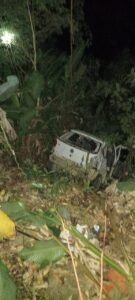 Carro sai da pista e cai em ribanceira de 50 metros