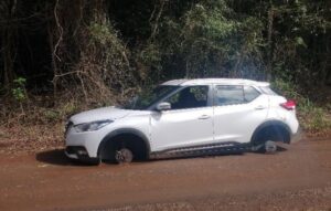 Carro furtado é encontrado sem as quatro rodas