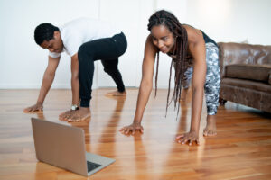 Exercícios físicos simples para fazer em casa