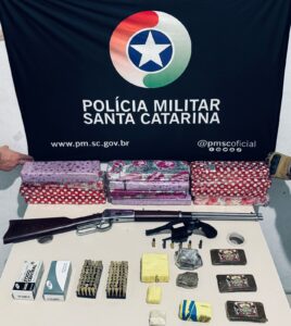 Homem é preso com drogas e arma em Palhoça