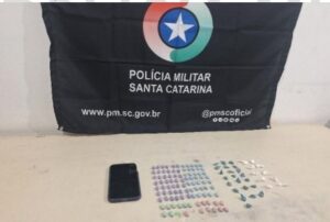 Adolescente é apreendido com drogas dentro do carro