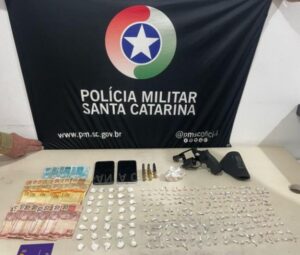 Jovem é preso com drogas,  arma e munições