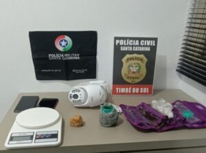 Cão de faro da PM encontra drogas escondidas em casa