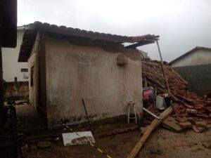 Parte de casa desaba após chuvas em Jaguaruna