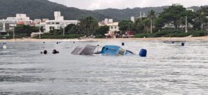 Bombeiros resgatam barco submerso sem vítimas