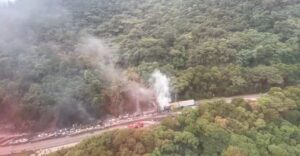 Trânsito volta a ficar bloqueado no Morro dos Cavalos