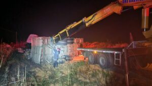 Caminhão tomba com milho e interdita rodovia