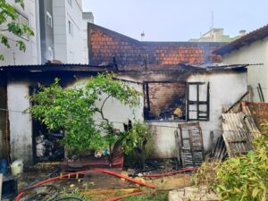 Incêndio em casa mobiliza bombeiros em Araranguá