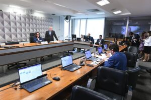 Senadores aprovam porte de arma para mulheres em risco