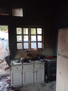 Homem sofre queimaduras durante incêndio