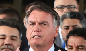 Bolsonaro se recupera bem após cirurgia longa