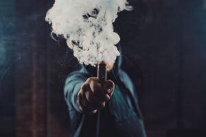Jovem vendia cigarros eletrônicos de dentro de casa