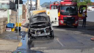 Carro de pet shop pega fogo em frente à prefeitura
