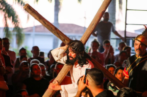 Paróquia organiza procissão com cruz de 10 metros