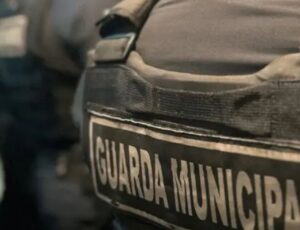Homem nu é flagrado tirando fotos de crianças em SC