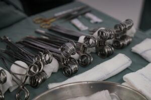 SC realiza cirurgia inédita em paciente com tumor ósseo