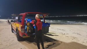 Bombeiros buscam homem desaparecido no mar