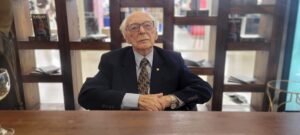 Aos 103 anos, escritor tubaronense lança novo livro