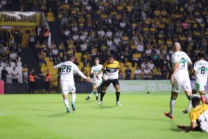 Criciúma perde para o Coritiba e se afunda na Série B