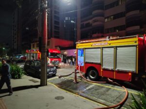 Incêndio atinge 13º andar no Centro de Floripa
