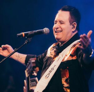 Marrone, da dupla com Bruno, cai de palco durante show