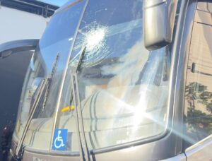 Criciúma emite nota sobre ônibus apedrejado em Chapecó