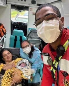 Parto emergencial ocorre em ambulância em Jaguaruna