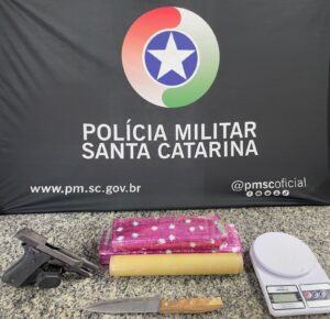 PM encontra drogas e arma em residência na Capital