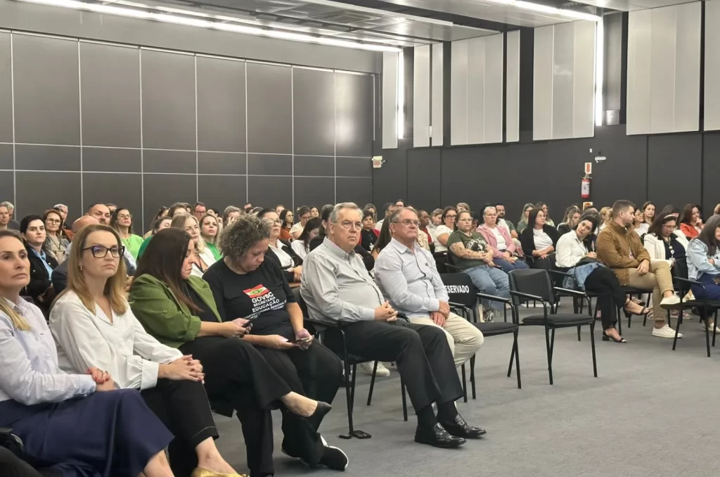 Autoridades, educadores e estudantes participam do lançamento da nova edição do Prêmio ACIC na sede da entidade, em Criciúma