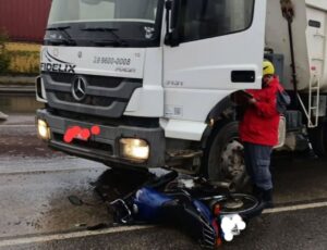 Acidente entre moto e caminhão fere duas pessoas