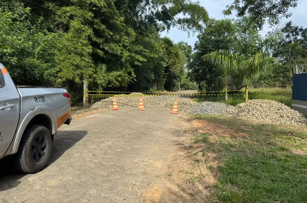 Via interditada no Morro do Céu, em Criciúma