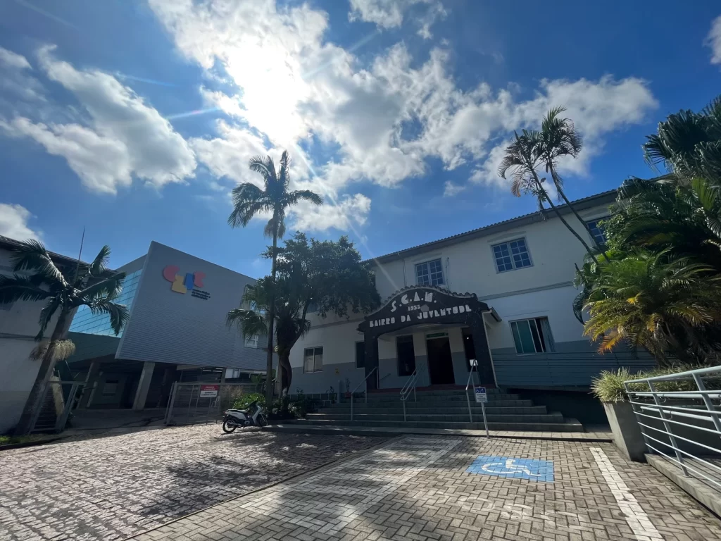 Fachada do Bairro da Juventude, que oferece cursos para mulheres