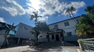 Fachada do Bairro da Juventude, que oferece cursos para mulheres