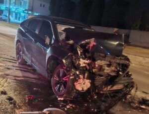 Carro colide com carreta em Morro da Fumaça