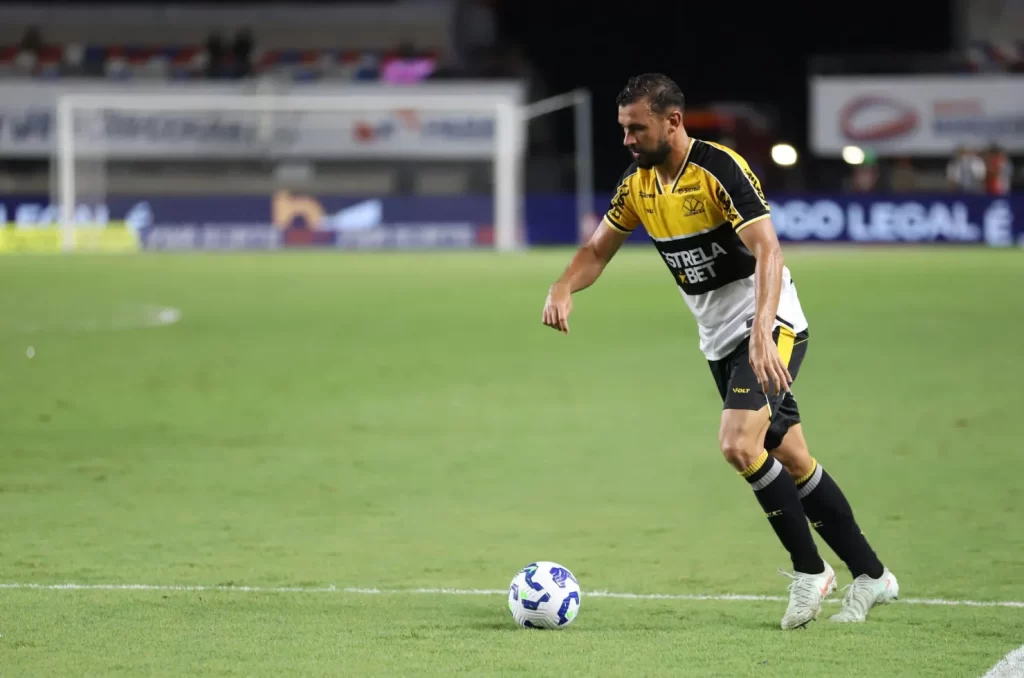 Castán em ação durante uma partida pelo Criciúma