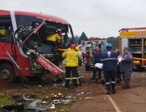 Colisão entre ônibus e caminhão deixa feridos em SC